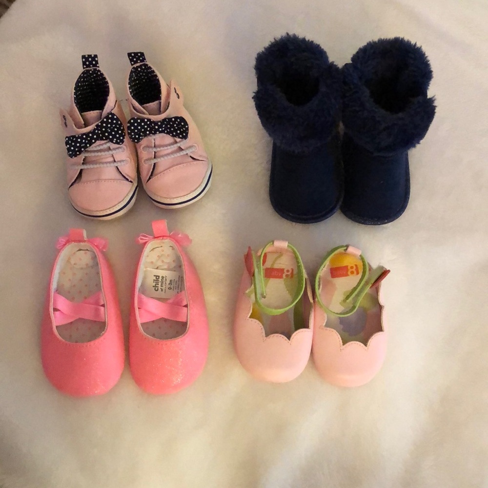 4 pairs of like new 0-3 month baby shoes